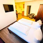 Boardinghouse - Stadtvilla Budget アパート